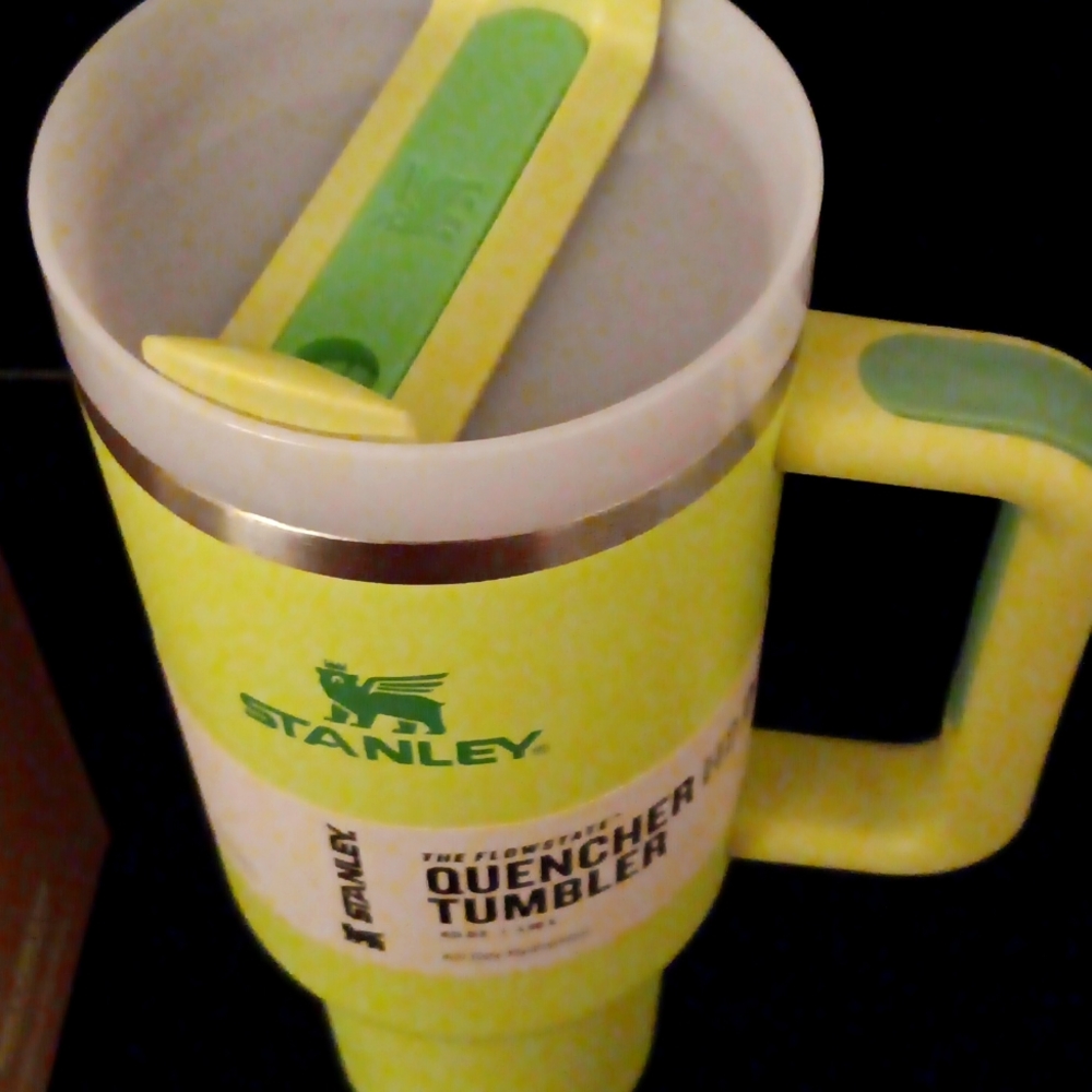 RARE STANLEY 40oz Stainless Steel Flowstate Quencher Tumbler -Citron only 3 left
